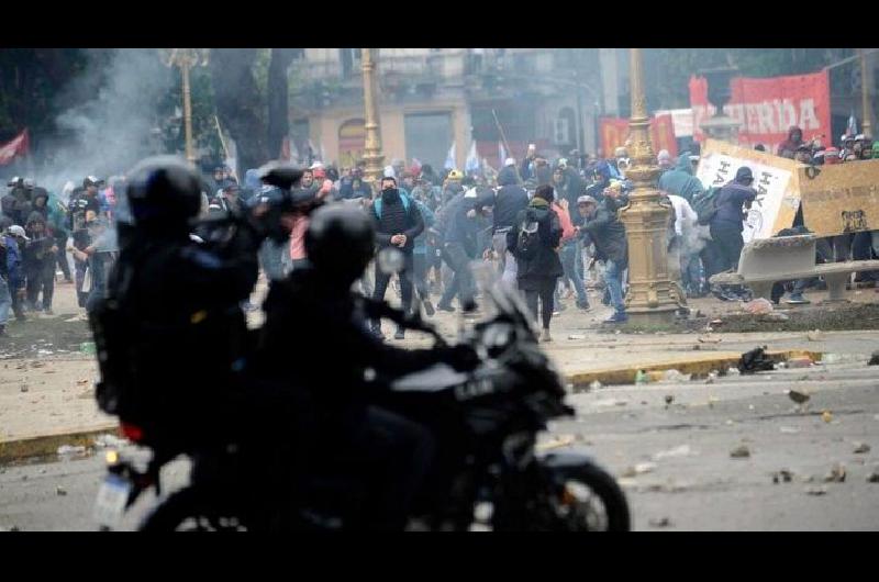 Incidentes en el congreso- manifestantes arrojaron piedras y la policiacutea disparoacute balas de goma