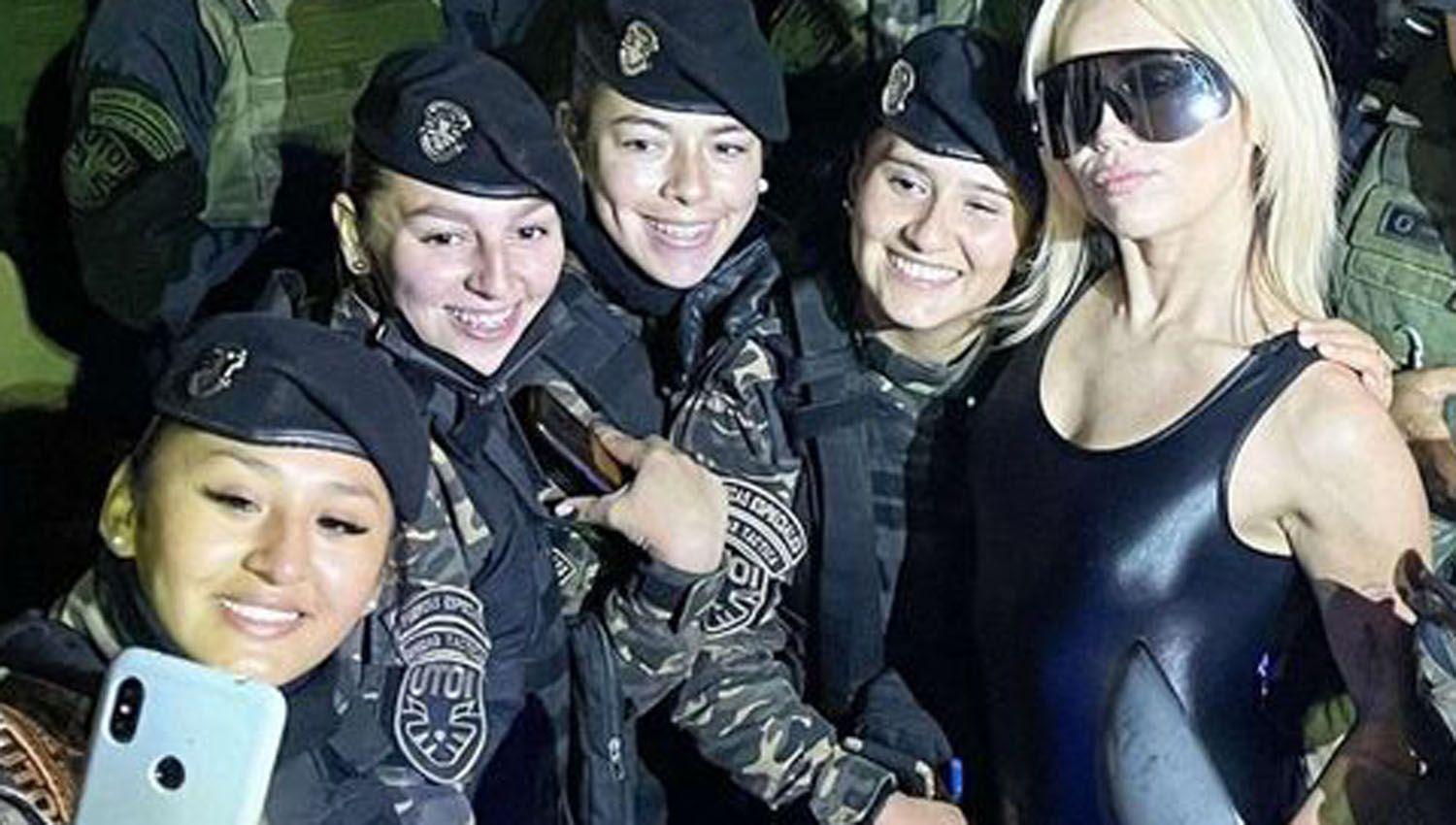 Lollapalooza- Policiacuteas de la Bonaerense se fotografiaron con Miley Cyrus