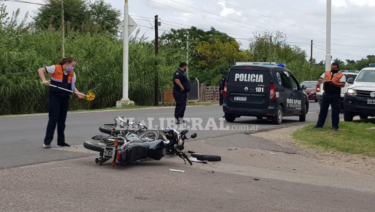 Impactante choque frontal de motos frente a un cementerio