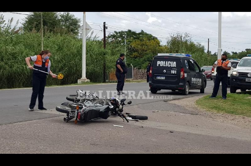 Impactante choque frontal de motos frente a un cementerio