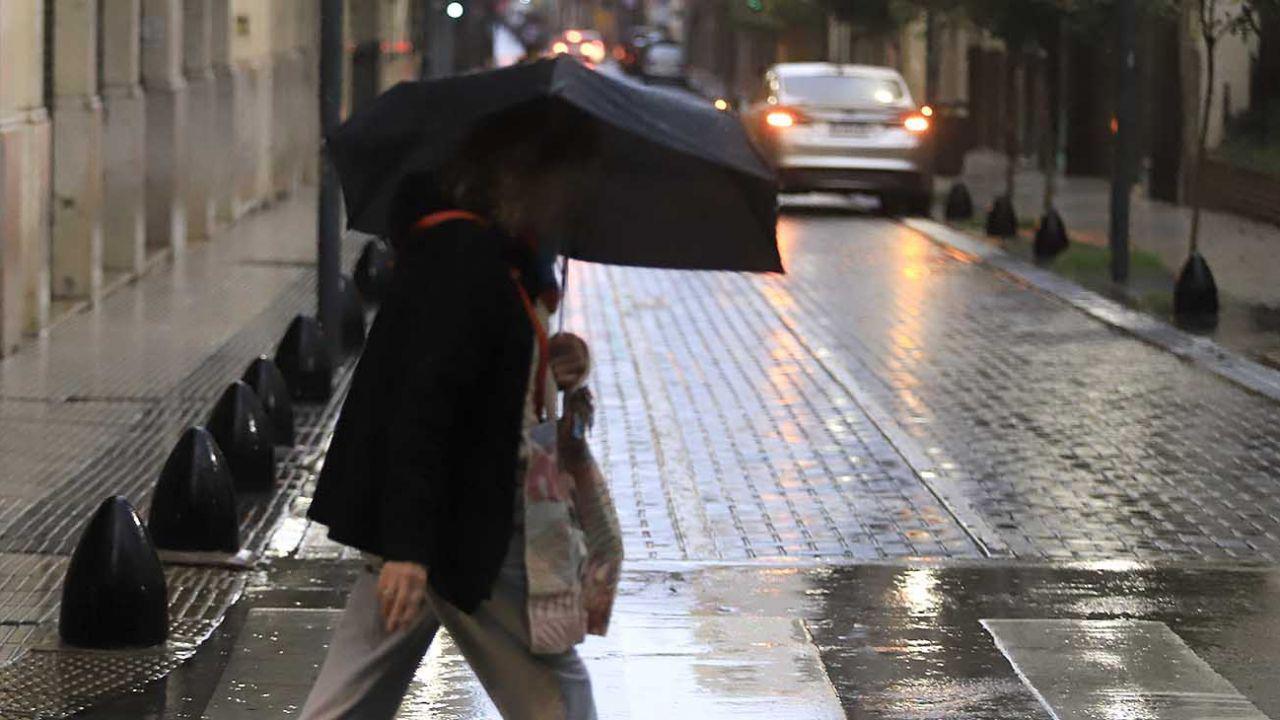 Un muerto miles de usuarios sin luz y caiacutedas de aacuterboles y techos por temporal en el paiacutes