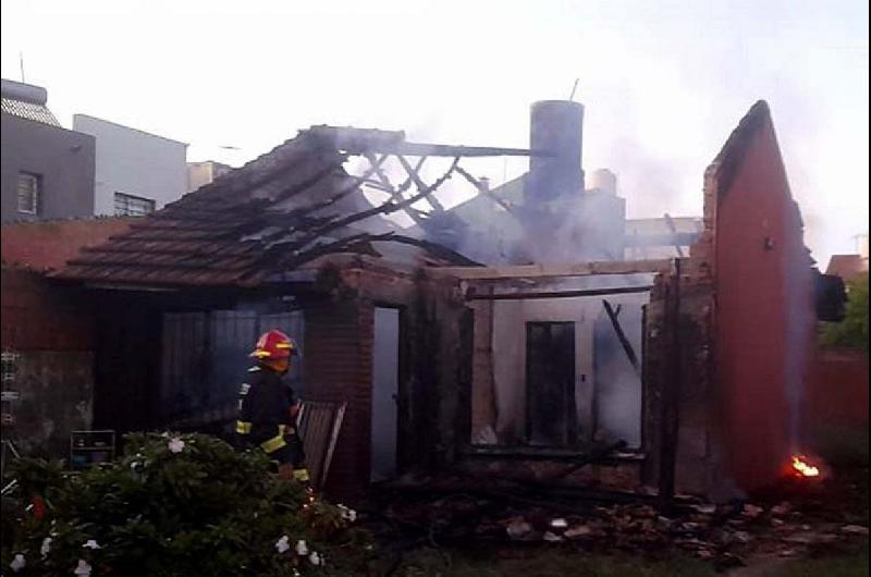 Una mujer murioacute calcinada al incendiarse la casilla donde viviacutea