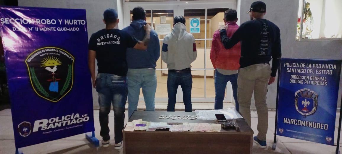 Detienen a cuatro joacutevenes por tenencia de armas de fuego y cocaiacutena