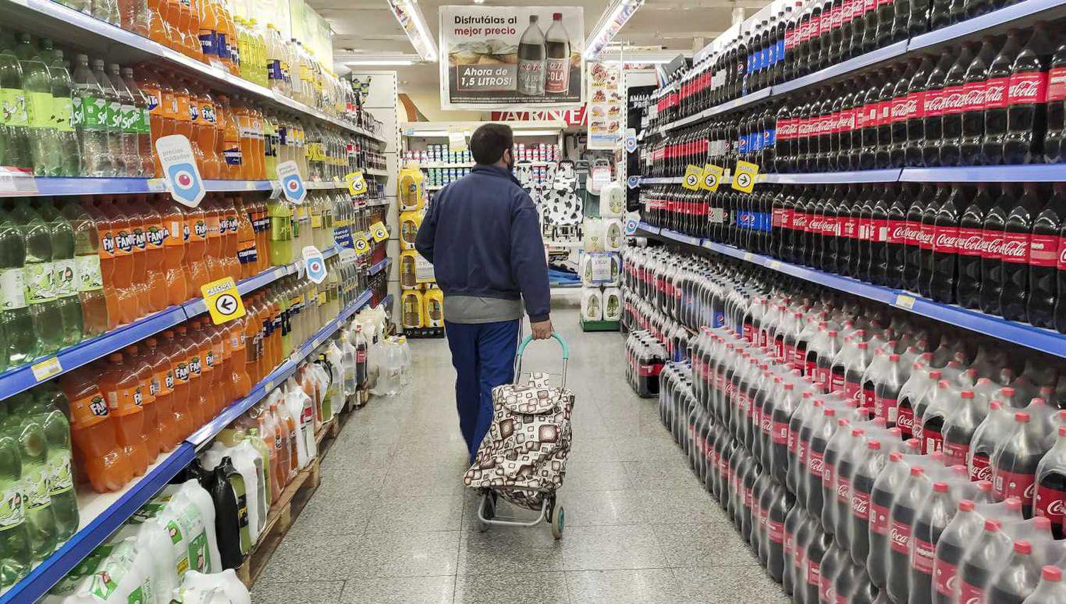 Acuerdan con productores y supermercados retrotraer precios y garantizar abastecimiento