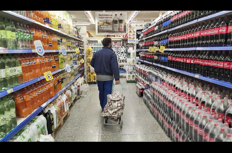 Acuerdan con productores y supermercados retrotraer precios y garantizar abastecimiento