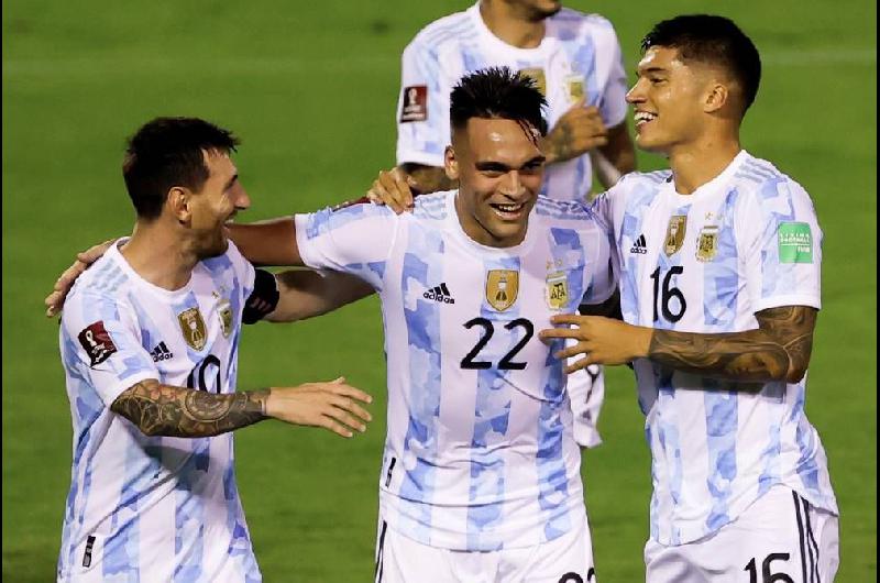 Argentina visita a Ecuador en busca del invicto histoacuterico