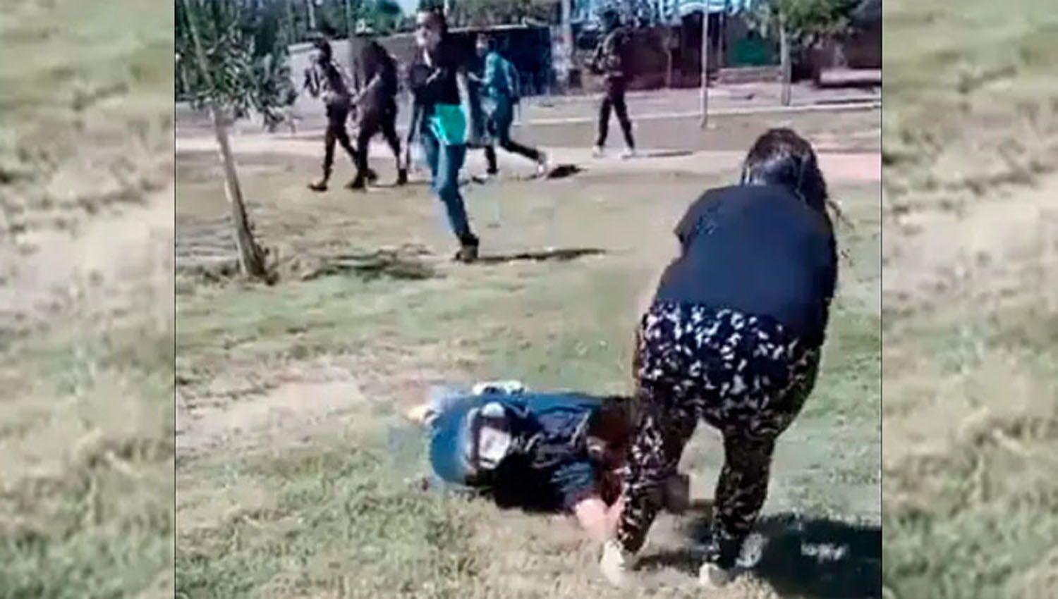 VIacuteDEO- Una chica pateoacute a otra hasta desmayarla a la salida de una escuela