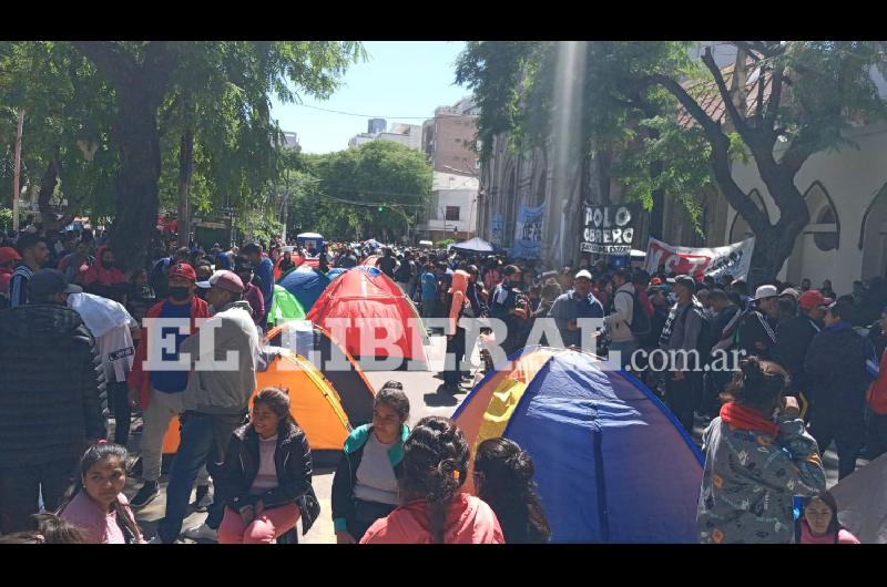 VIDEO E IMAacuteGENES  Protesta vecinal por acampe de organizaciones sociales en Roca y Avellaneda