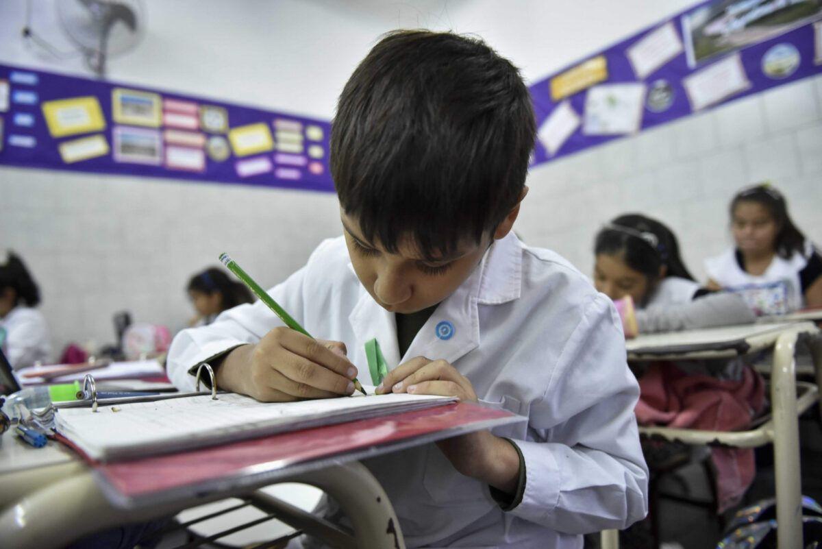 Propondraacuten dar una hora maacutes de clase por diacutea en las escuelas