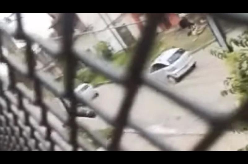 VIDEO  Un alumno filmoacute el momento en el que embisten y le roban el auto a una docente frente al colegio