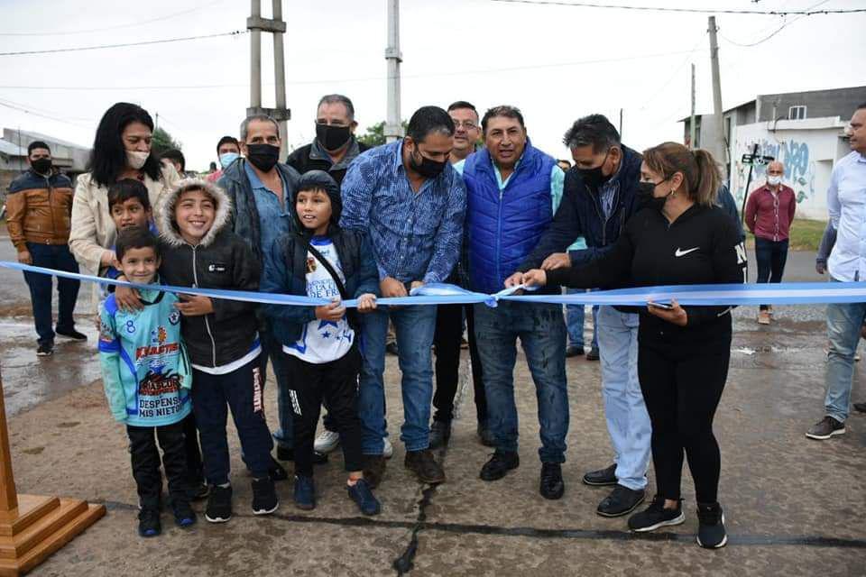 Friacuteas inauguroacute pavimentacioacuten en el barrio Esperanza