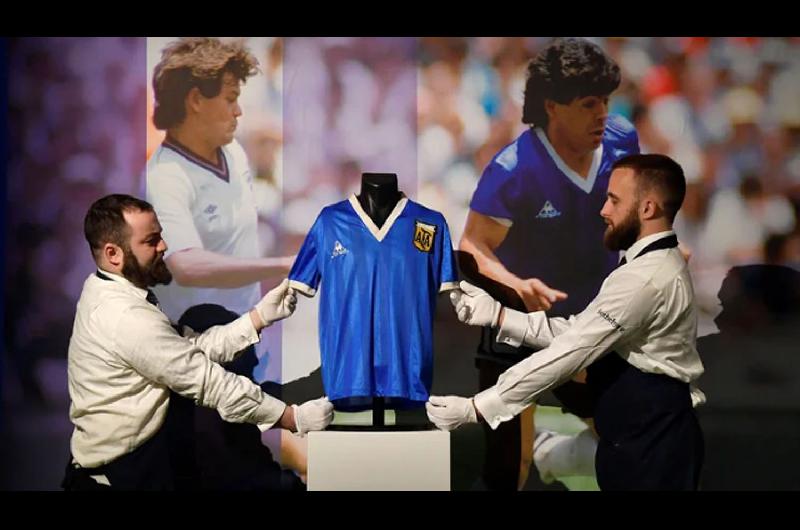 Subastan la camiseta de Maradona contra los ingleses del 86