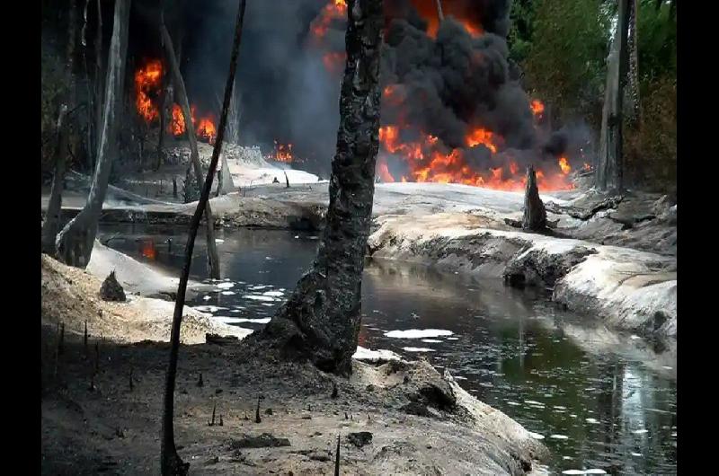 Explosioacuten y terror- al menos 100 personas muertas en una en una refineriacutea de petroacuteleo clandestina