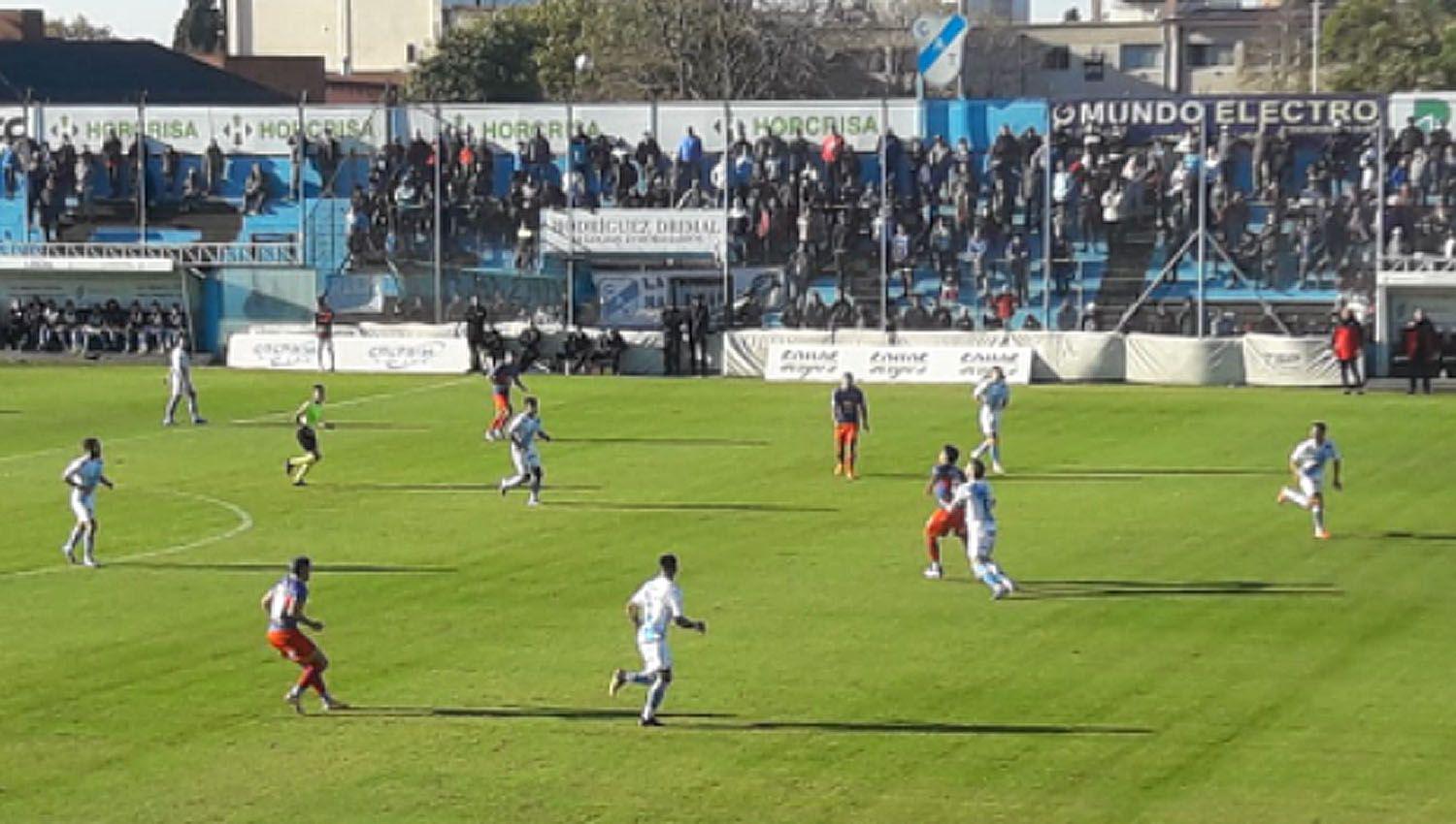 Guumlemes cayoacute ante Temperley por la miacutenima diferencia