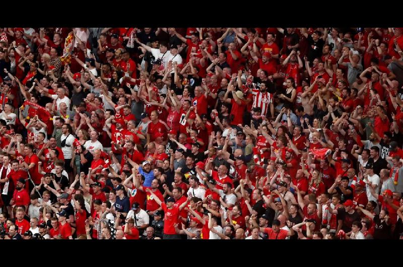 VIDEO  Hinchas del Liverpool alentaron a su equipo al ritmo de un hit de Fito Paacuteez