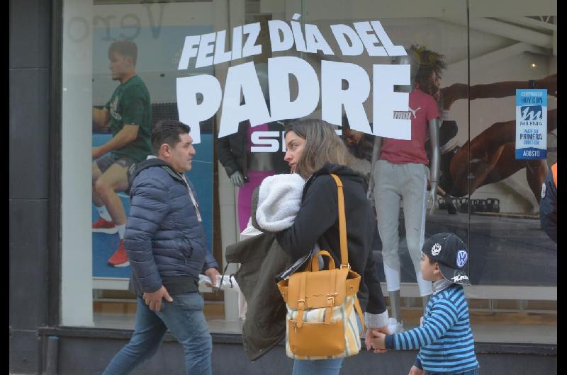 Saacutebado con ventas altas y mucho movimiento turiacutestico en Santiago en la previa al Diacutea del Padre