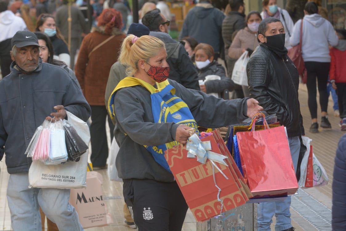 Saacutebado con ventas altas y mucho movimiento turiacutestico en Santiago en la previa al Diacutea del Padre