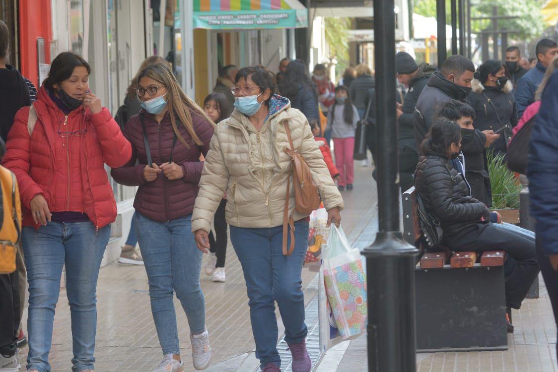 Saacutebado con ventas altas y mucho movimiento turiacutestico en Santiago en la previa al Diacutea del Padre