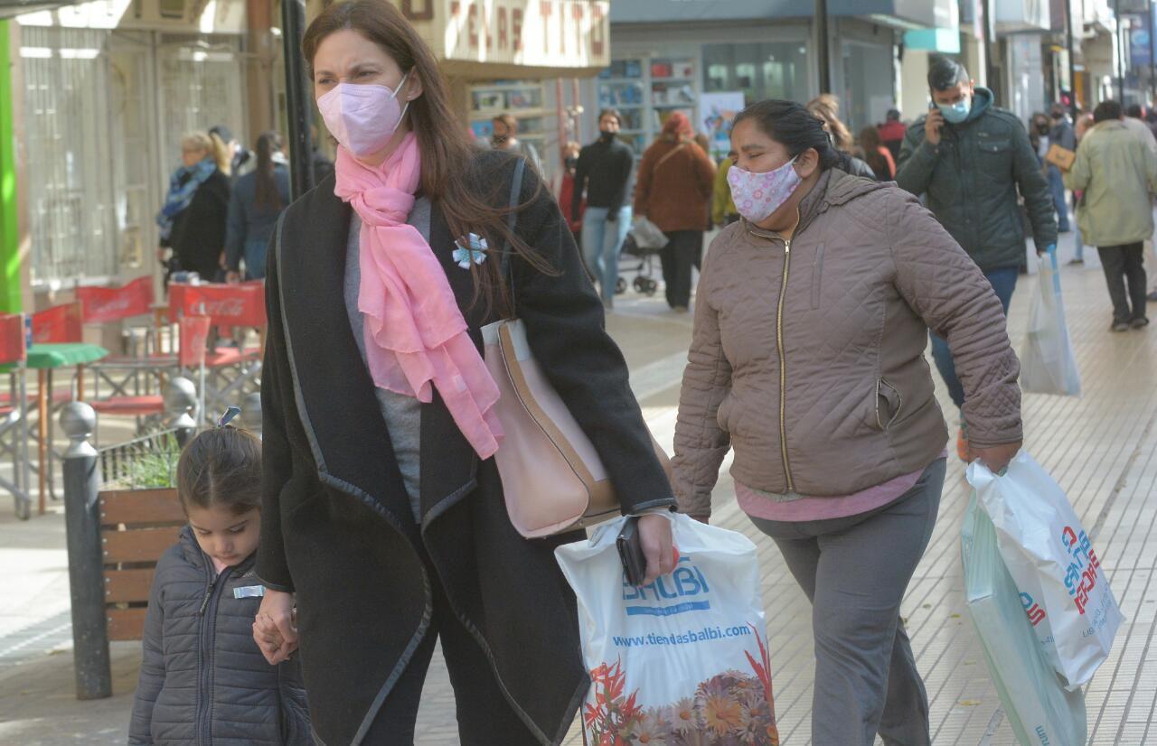 Saacutebado con ventas altas y mucho movimiento turiacutestico en Santiago en la previa al Diacutea del Padre