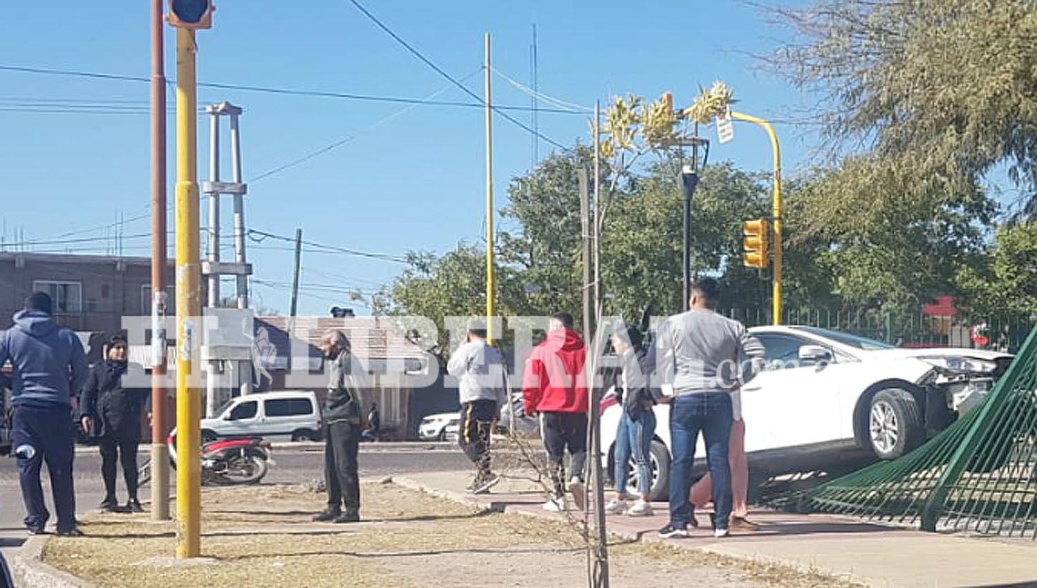 VIDEO  Un auto derriboacute el enrejado del Parque Sur tras choque con una moto