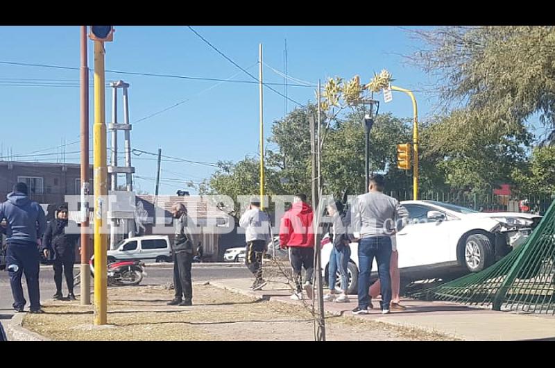 VIDEO  Un auto derriboacute el enrejado del Parque Sur tras choque con una moto