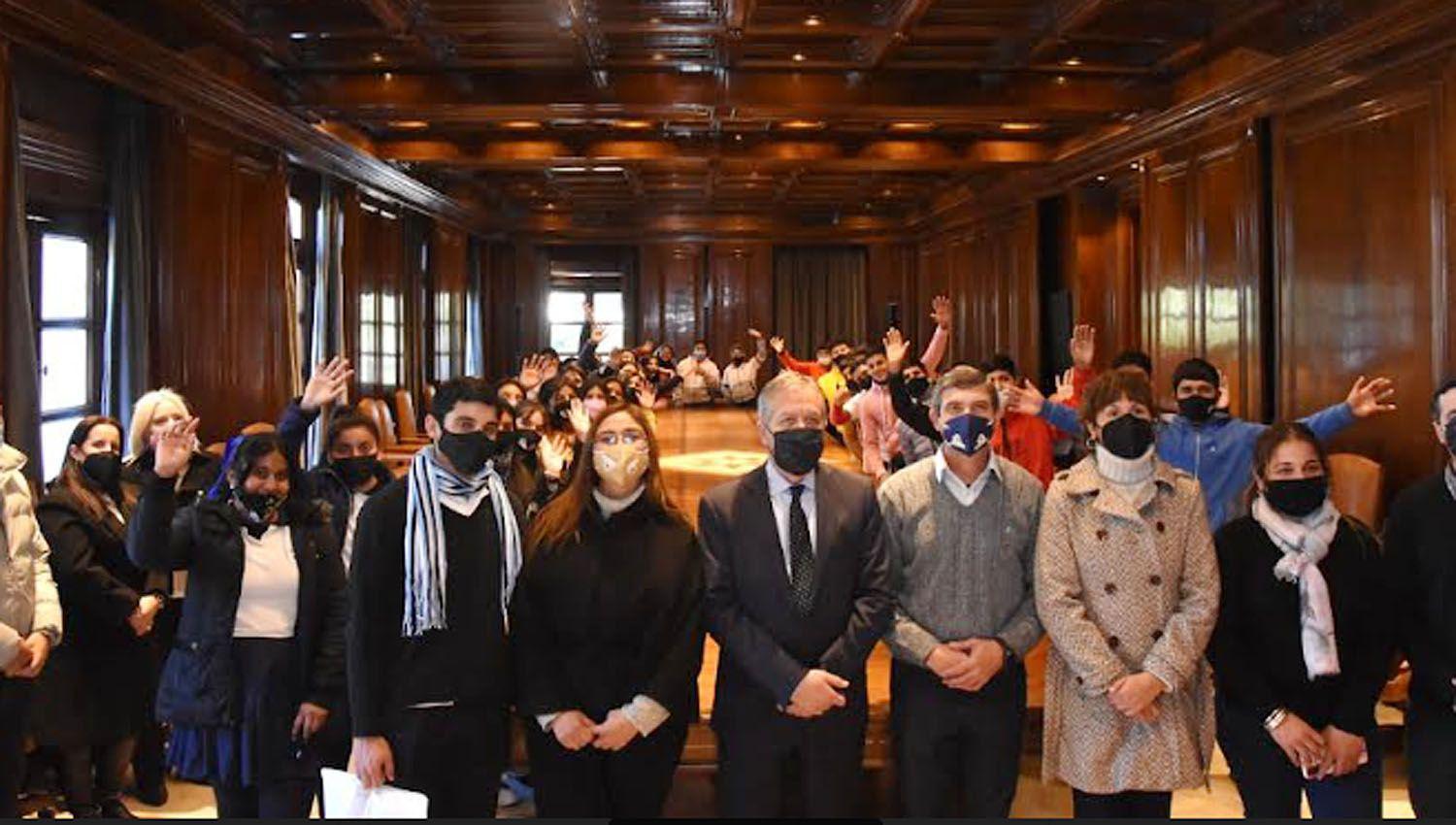 Alumnos del Colegio Agroteacutecnico Madre Tierra de Fernaacutendez visitaron la Casa de Gobierno