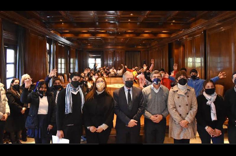 Alumnos del Colegio Agroteacutecnico Madre Tierra de Fernaacutendez visitaron la Casa de Gobierno