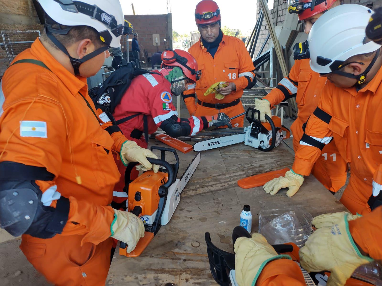 FOTOS  La brigada internacional de rescate ldquoToposrdquo continuacutea dando capacitacioacuten en Santiago