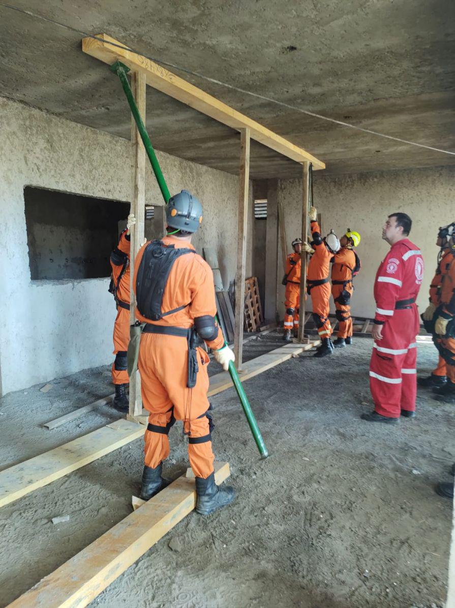 FOTOS  La brigada internacional de rescate ldquoToposrdquo continuacutea dando capacitacioacuten en Santiago