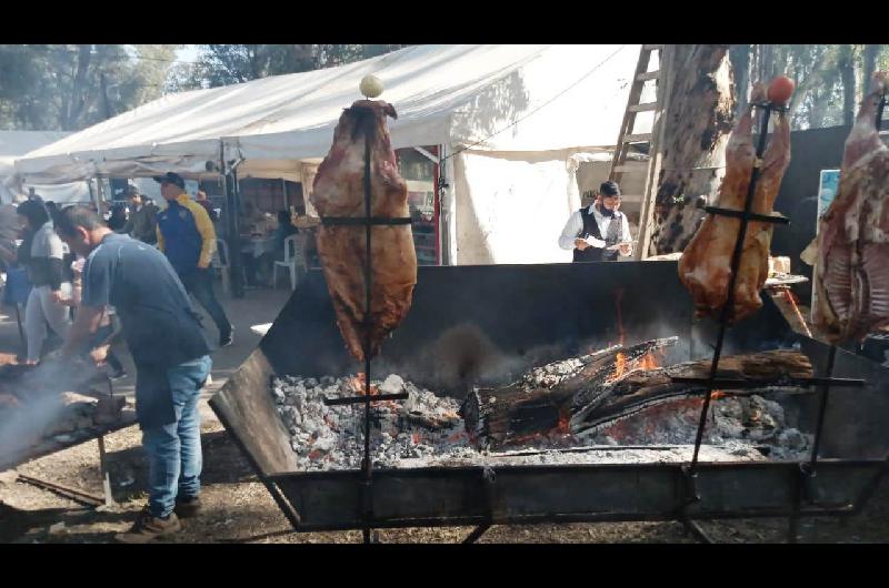 FOTOS  Domingo a pura muacutesica familia y buena comida en la Feria Artesanal