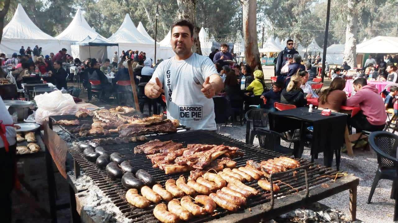 FOTOS  Domingo a pura muacutesica familia y buena comida en la Feria Artesanal