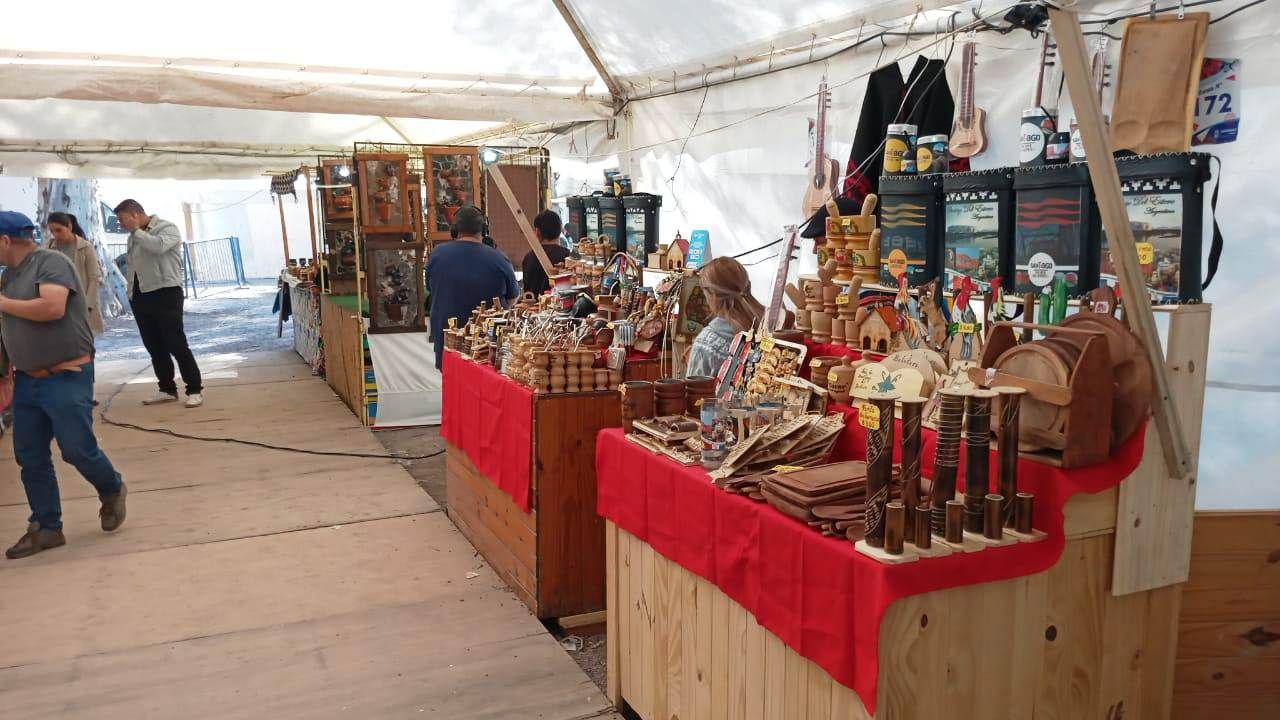 FOTOS  Domingo a pura muacutesica familia y buena comida en la Feria Artesanal