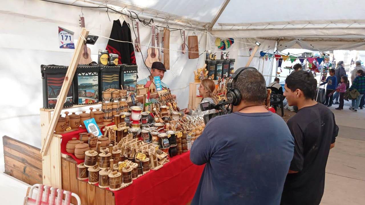 FOTOS  Domingo a pura muacutesica familia y buena comida en la Feria Artesanal