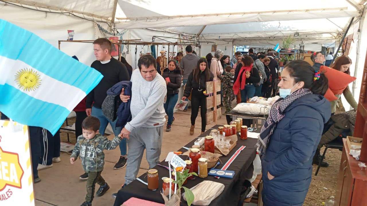 FOTOS  Domingo a pura muacutesica familia y buena comida en la Feria Artesanal