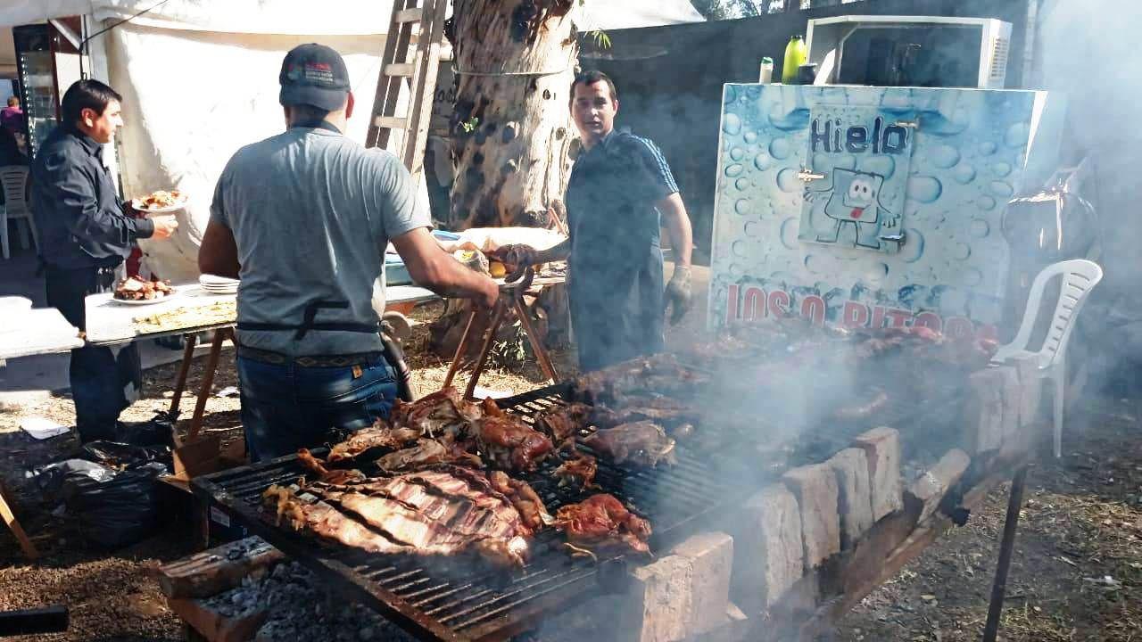 FOTOS  Domingo a pura muacutesica familia y buena comida en la Feria Artesanal