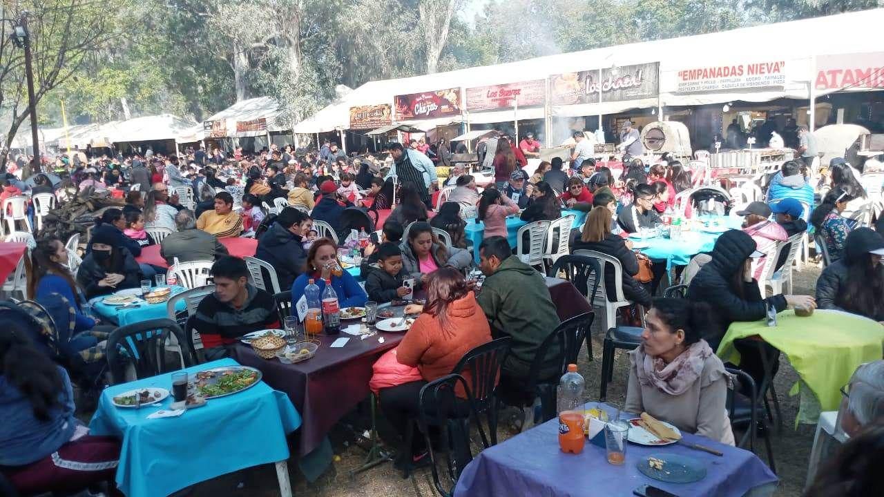 FOTOS  Domingo a pura muacutesica familia y buena comida en la Feria Artesanal