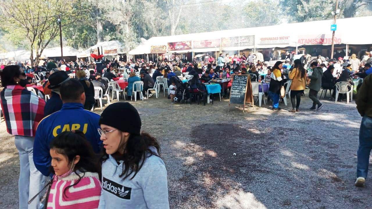 FOTOS  Domingo a pura muacutesica familia y buena comida en la Feria Artesanal