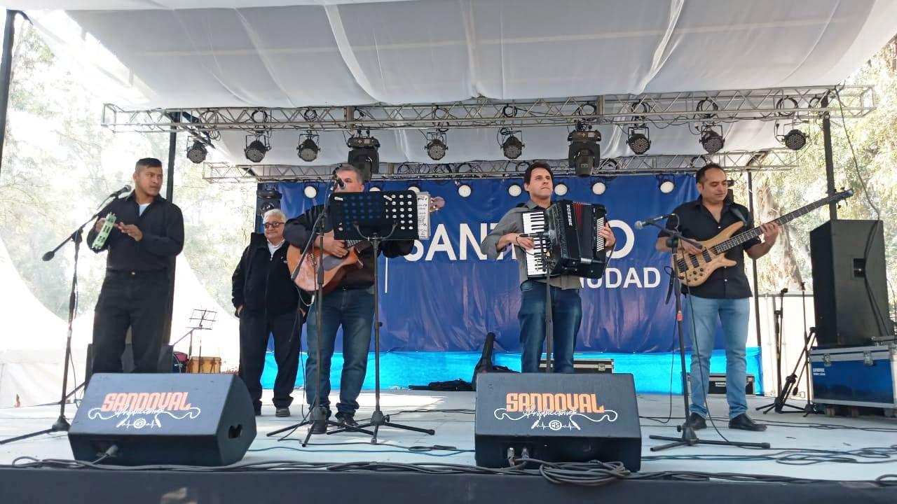 FOTOS  Domingo a pura muacutesica familia y buena comida en la Feria Artesanal