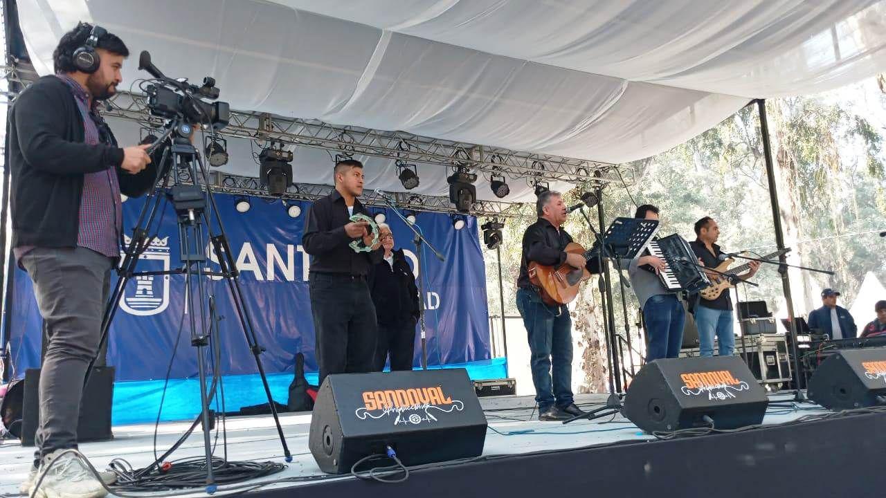 FOTOS  Domingo a pura muacutesica familia y buena comida en la Feria Artesanal