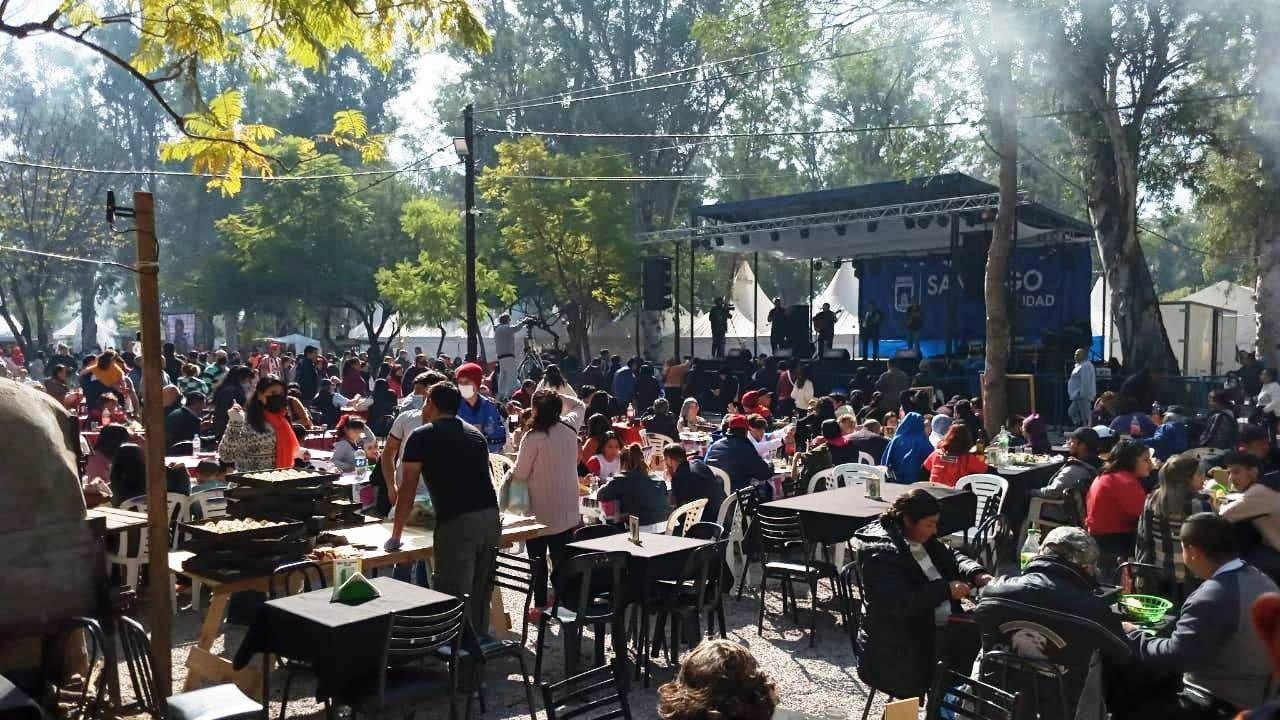 FOTOS  Domingo a pura muacutesica familia y buena comida en la Feria Artesanal