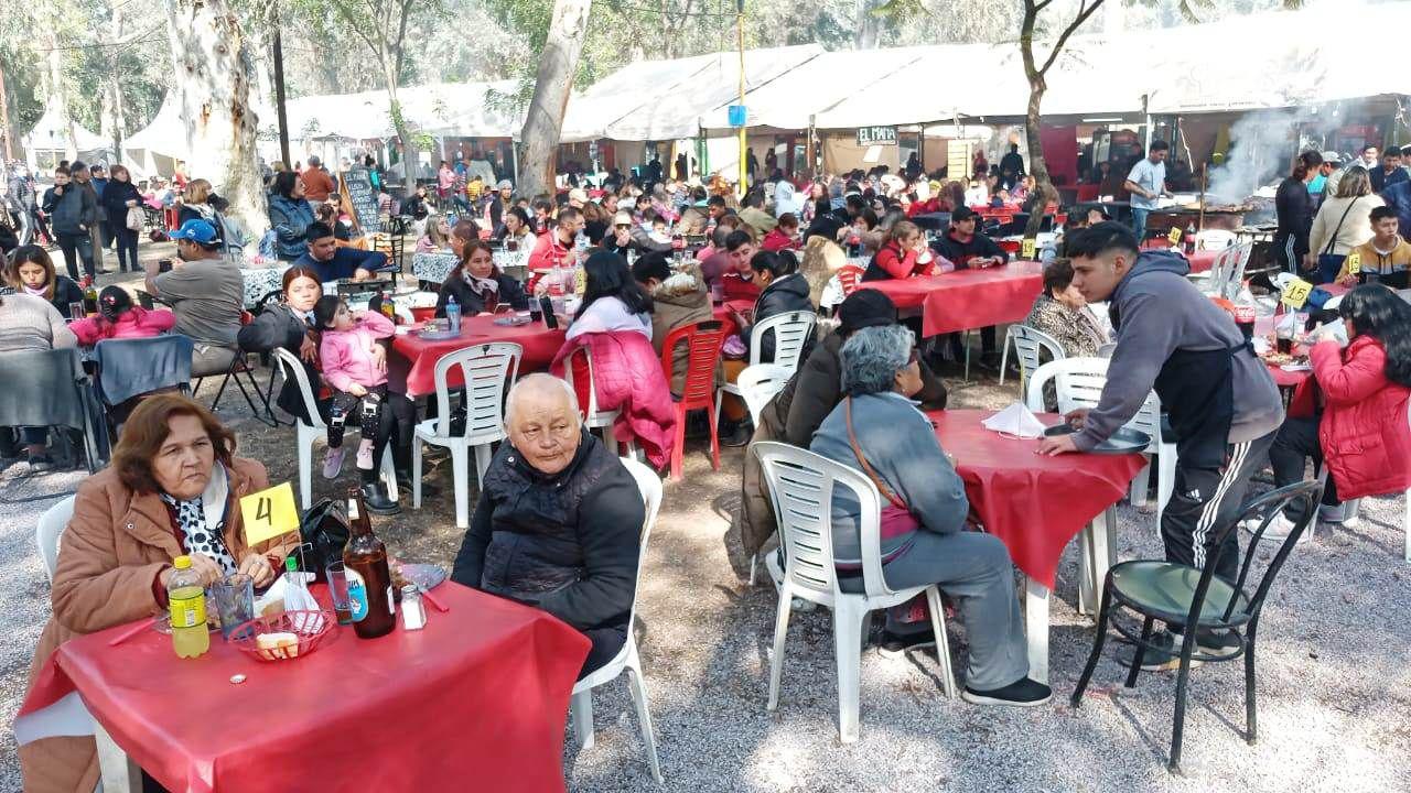 FOTOS  Domingo a pura muacutesica familia y buena comida en la Feria Artesanal