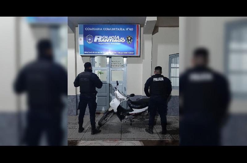 Cercado por la policiacutea un malviviente dejoacute abandonada una moto y desaparecioacute