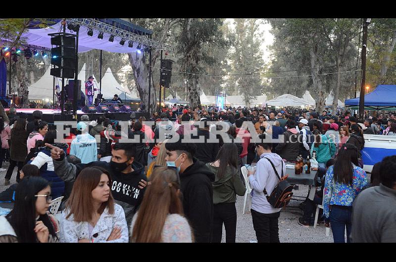 EN VIVO  Disfrutaacute de todo el show de la Feria Artesanal