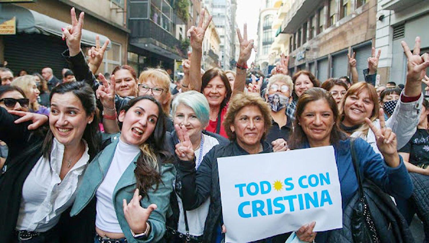 Militantes del FdT cumplen el deacutecimo diacutea de vigilia frente a la casa de Cristina Fernaacutendez