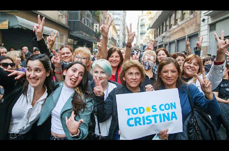 Militantes del FdT cumplen el deacutecimo diacutea de vigilia frente a la casa de Cristina Fernaacutendez