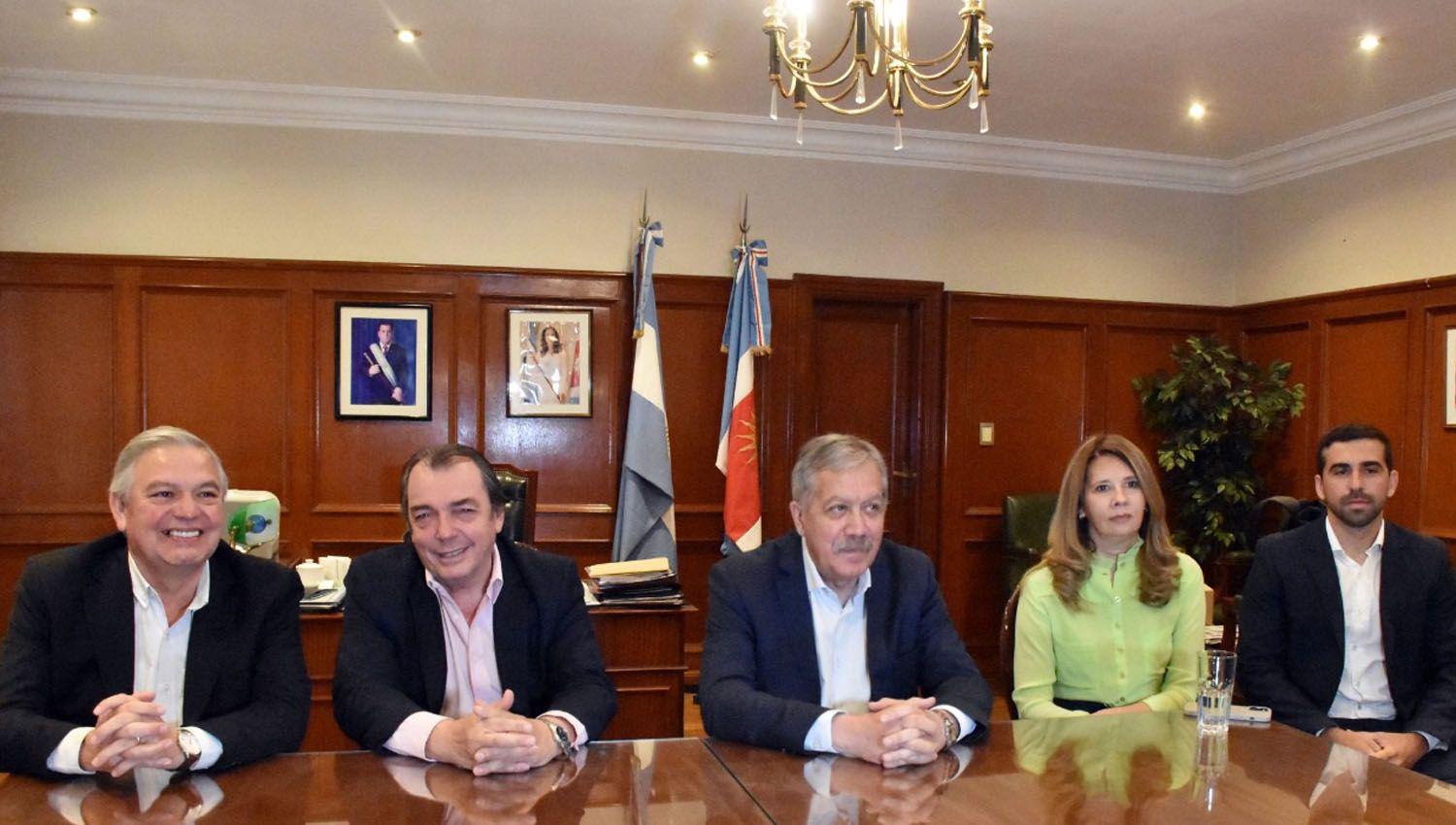 Anuncian bono de 50000 para planes sociales de emergencia y de 30000 para tarjetas sociales