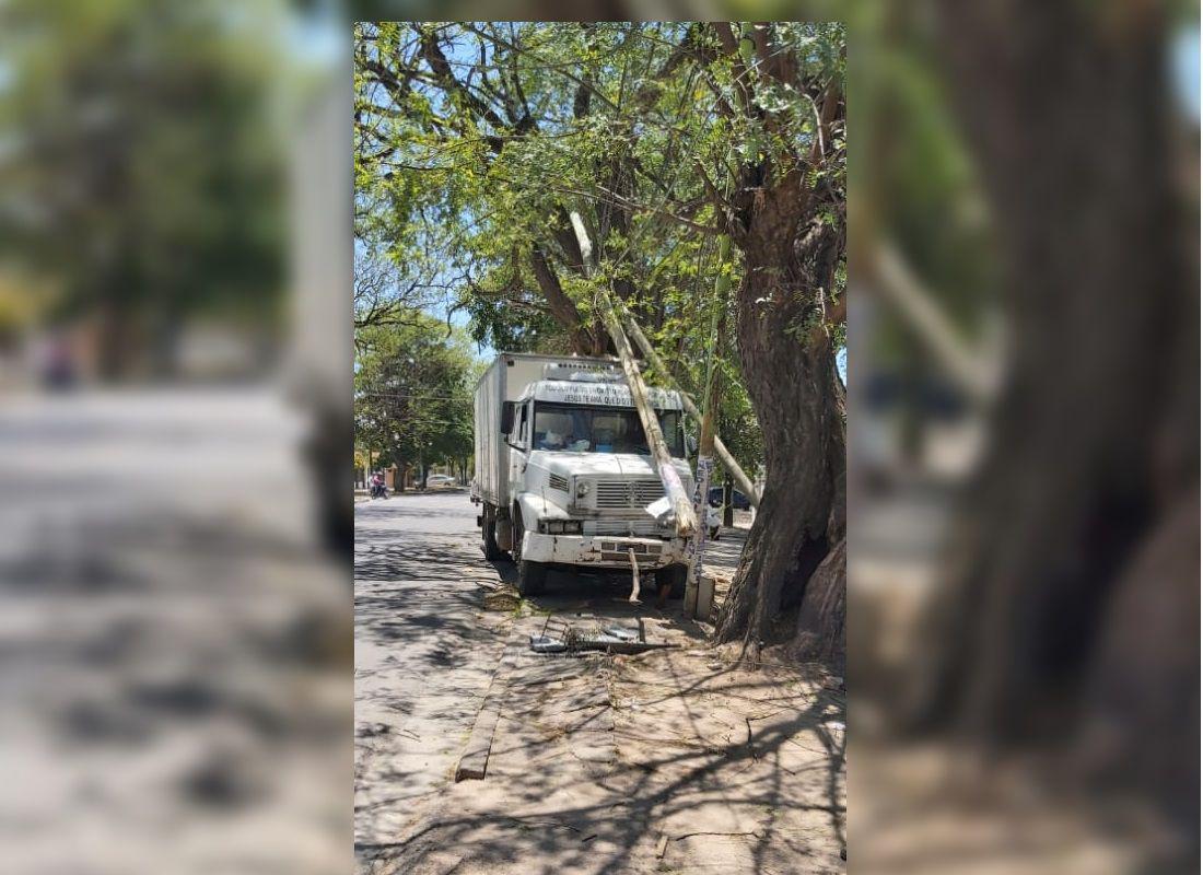 Se le traboacute el volante derriboacute tres postes y dejoacute sin servicios a todo un barrio