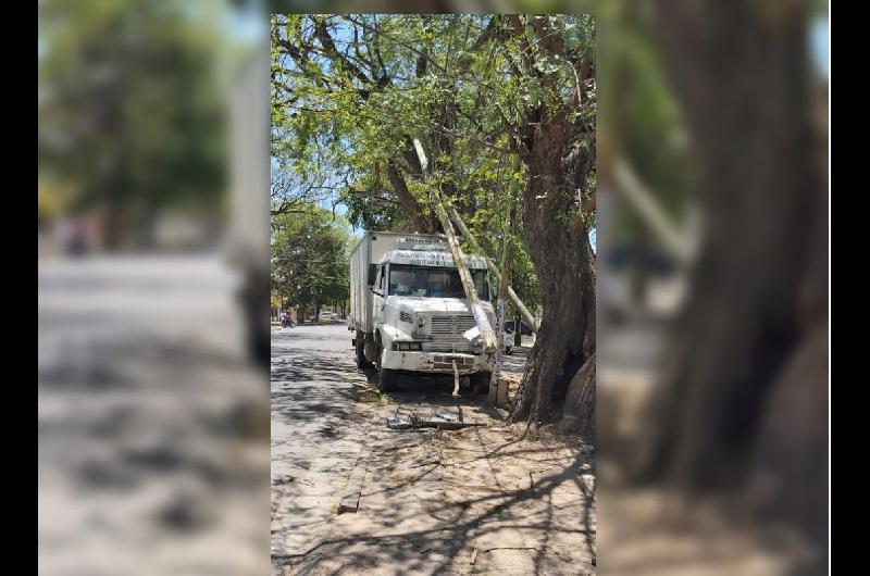 Se le traboacute el volante derriboacute tres postes y dejoacute sin servicios a todo un barrio