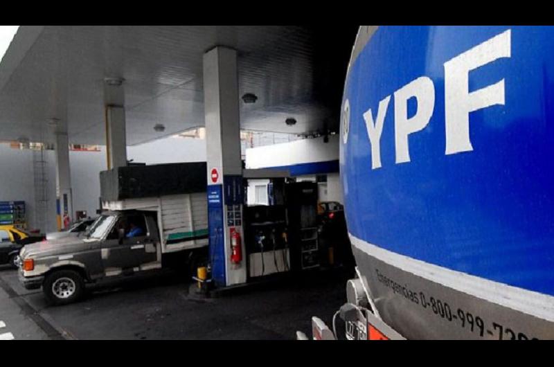 Golpe al bolsillo- Desde la medianoche YPF aumenta el precio de sus combustibles en un 6-en-porciento-