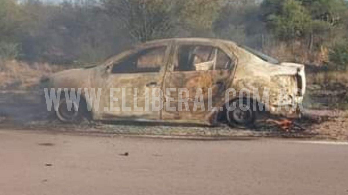 VIDEO  Un taxi se incendioacute en segundos- el chofer y sus pasajeros se salvaron de milagro